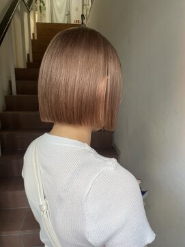 サンク 原宿 表参道(cinq) ヘーゼルベージュハイトーンボブ顔まわりレイヤーワイドバング