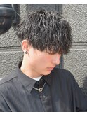 黒髪ツーブロックモテマッシュ縦落ちツイストスパイラルパーマ