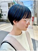 ネイビーなハイライトダブルカラーのマッシュショート。