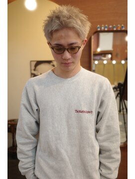 エディ(Edy) スパイキーショート刈り上げ抜きっぱなしブロンド眉毛カット