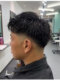 清潔感と色気の共存。大人メンズの濡れ髪フェード