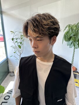 ウォルク(WOLK) センターパート風/刈り上げ/ハイライトカラー