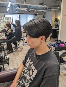 コワファーストナガサキシャンプーボーイ(COIFF1RST NAGASAKI SHAMPOO BOY) 前下りセンターパート×リバースパーマ