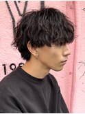 大人の波巻きスパイラルパーマミディアムロングメンズカットヘア