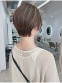 ミルクティーハイライトのショートヘア