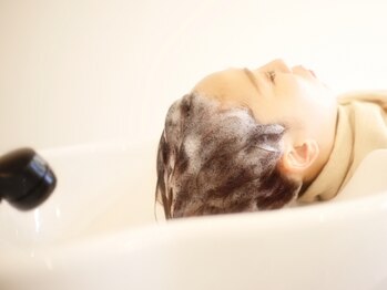 ヘア サロン スヌープ(hair salon SNOOP)の写真/絶妙な力加減で極上のマッサージ◎頭皮の血行促進・頭皮ケアで、健康な艶のある美髪に導きます。