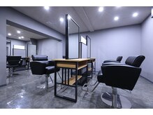 スパイア(SPIRE)の雰囲気（グレー基調の落ち着いた雰囲気の店内です！）