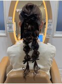 結婚式お呼ばれ編み込み◎抜け感ツイン編みおろしヘア