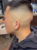 クラシコ(CLASSICO)&nbsp;ツイストパーマ×フェード｜爆イケ無造作バーバー