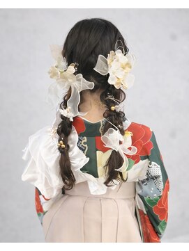 アムールマヤ ツイン編みおろしトレンドヘアアレンジ