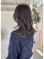 フレン(flen)&nbsp;透明感！ふんわりミディアムスタイルのグレージュカラー