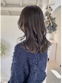 透明感!ふんわりミディアムスタイルのグレージュカラー