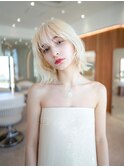 大人可愛いホワイトベージュインナーカラーレイヤーショートボブ