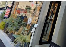アジトの雰囲気（こちらの看板が目印です。[＜理容室＞/バーバー]）