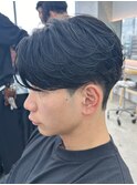 大人の抜け感を演出する、今トレンドのフェザーパーマ