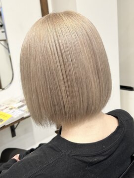 ルイ(ROUIS produced by LUCK 津田沼) ハイトーンボブ/ミルクティーブロンド/白髪ぼかし