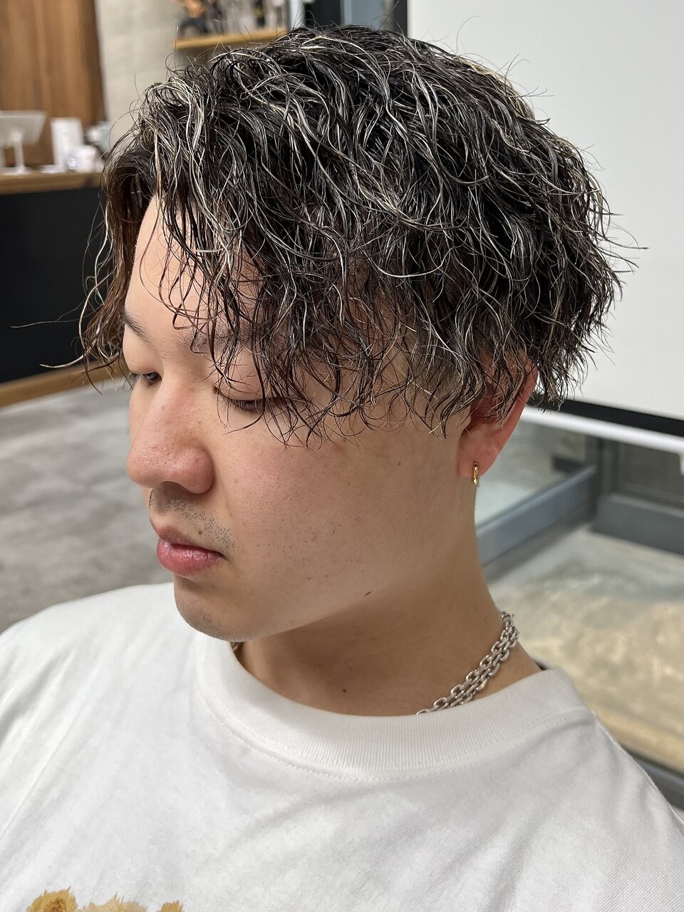 ツイストスパイラルパーマ金メッシュセンターパート刈り上げ