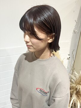 カフカ(CAFCA) 外はね切りっぱなしボブ×ワインレッドカラー.