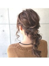 ナチュラルなヘアアレンジも