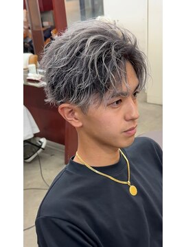 ホワイトシルバーアッシュバレイヤージュサーフフェザーショート