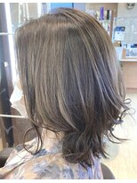 マニス(manis) ミディアムレイヤーカットナチュラルくびれヘアオリーブグリーン