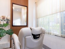 美容室くわはらの雰囲気（サロンはセット面２席の半個室サロン奥にカフェも併設）