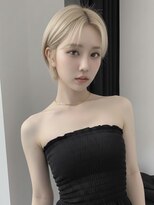 ランテルディ 渋谷(LANTERDIT)&nbsp;韓国　ショートヘア　ブロンド　ベージュ　耳掛け　センター分け