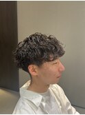 前下がりメンズヘア横顔イケメン刈り上げツーブロックパーマ