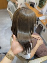 トワ(toi)&nbsp;横浜駅│ブリーチなし透明感グレージュ×外ハネミディ