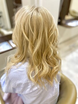 ミスグランディーヴィラス(Miss Grandee VILLAS) ホワイトブロンド細めハイライトケアブリーチ