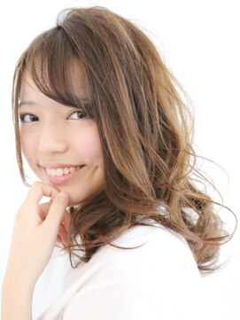 ムルチュラ(muruchura) ミルクティーブラウンのゆるふわくびれセミディ 神山賢司