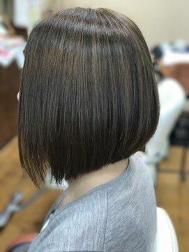 ヘアーフュージョンイザワ 前下がりボブ
