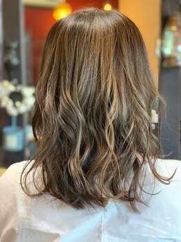 アンカシェット(en cachette)の写真/【1席のみ】定期的に染めたいグレイカラーだからこそダメージレスに!繰り返すカラーによる抜け毛対策も◎