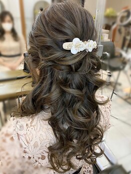 クーポラ(Cupola)の写真/【ヘアアレンジ¥4400】ブライダルヘアメイクも担当する実力派スタイリストが、特別な日を華やかに仕上げる!