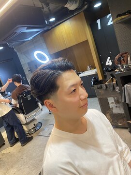 フランクスバーバー アンド ビアークラブ(FRANK'S BARBER and BEER CLUB) ナチュラルテーパーフェードスタイル