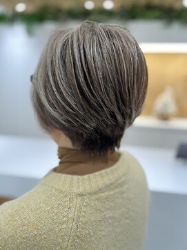 ステア ケース(stair case) 白髪に合わせてつくるメリハリハイライト グレージュ 脱白髪染め