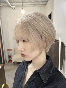 アオゾラヘアーカミノウラ(AOZORA HAIR kaminoura) コンパクトショート ホワイトブロンド ブロンドショート