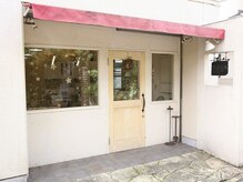 ポルカ ヘアーサロン(POLKA hair salon)の雰囲気(大通りから少し入ったところにございます。赤テントが目印です。)