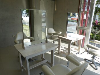 アズユー(asU)の写真/【沖縄市東】白を基調とした落ち着く空間で、実力派スタイリストがマンツーマン施術。お子様連れの来店も◎