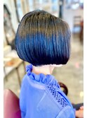 インナーカラー うなじキレイ 丸み大人ショートボブ