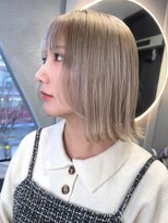 ロイオブジゼル(roi of GiseL)&nbsp;ミディアム ボブ 外ハネ 顔周りカット ブリーチ ミルクティー
