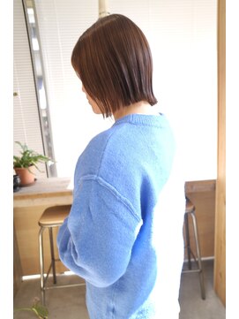 切りっぱなし　ミディアム　外ハネ　透明感　グレージュ　艶髪