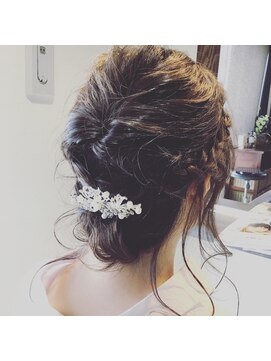 ウィズ(WITH) シニョン風アップスタイル