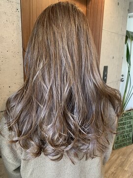 リラ バイ クオーレ(LIRA by CUORE) ベージュカラー