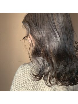 ピースリーヘア バイ カーサ(peathree.hair by CASA) シルバー×グレージュ