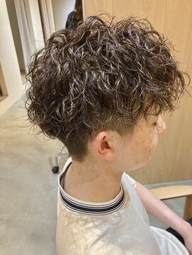 ソウスシア(SOURCE cia) メンズ無造作スパイラルパーマ【佐藤和弥】