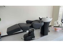 カラープラス(Color+)の雰囲気（首に負担の少ないフルフラットシャンプー台でリラックス。）