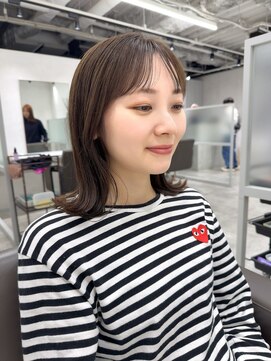 キートス(Kiitos) 切りっぱなしミディアムレイヤー秋カラー耳掛けシースルー