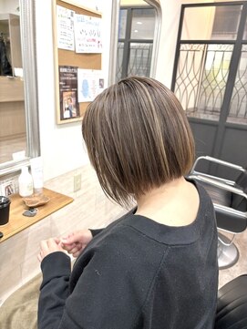 ヘアアンドメイク 心座(hair&make) 白髪ぼかしハイライト×大人ショートボブ