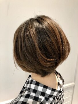 コム(com by neolive) シルエット美人ボブ